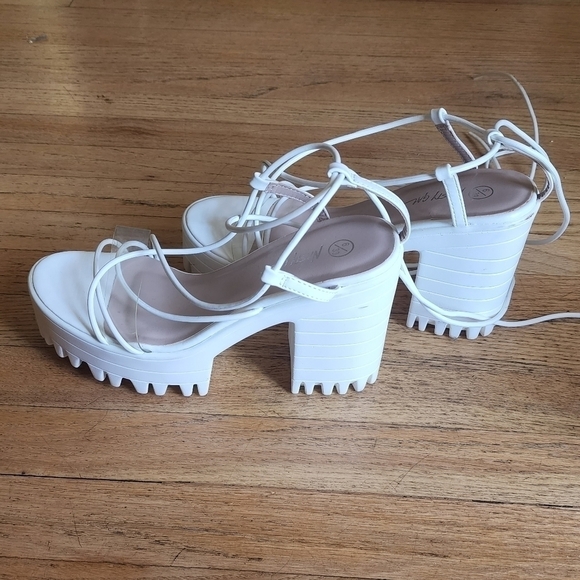 Nasty Gal white strappy platform, 4" chunky heels size 6 NWOT - Picture 2 of 8